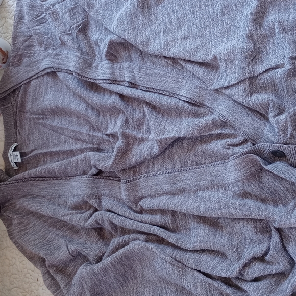 AMERICAN EAGLE OUTFITTERS THIN LONG SLEEVE BOTTOM BUTTON UP - Picture 8 of 9